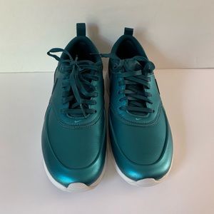 Nike Shoes - Nike women’s AirMax sneaker Nike Shoes - Nike women’s AirMax sneaker